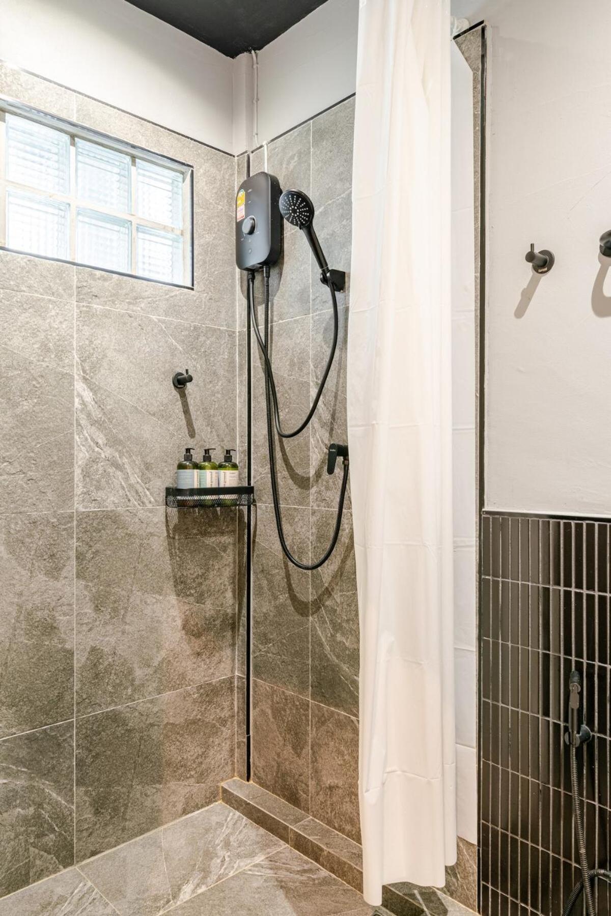 Rare Townhouse Perfect For Groups, 8 Mins To Train *